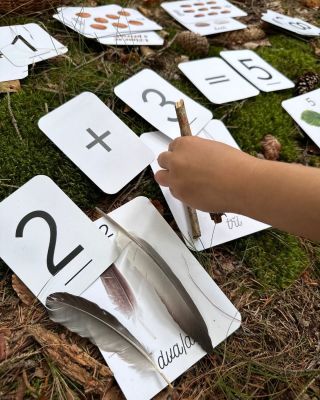 🌰🍂 Počítání venku je úplně jiné než doma u stolu. Děti si totiž čísla osahají všemi smysly – nasbírají 10 kaštanů, 5...