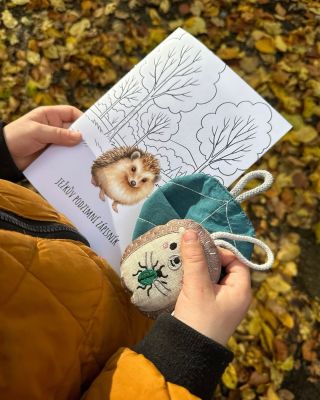Ježek už si chystá pelíšek… a co ty? 🦔 Vezmi děti ven a objevte spolu, co všechno se v přírodě děje na podzim. S Ježkovým...